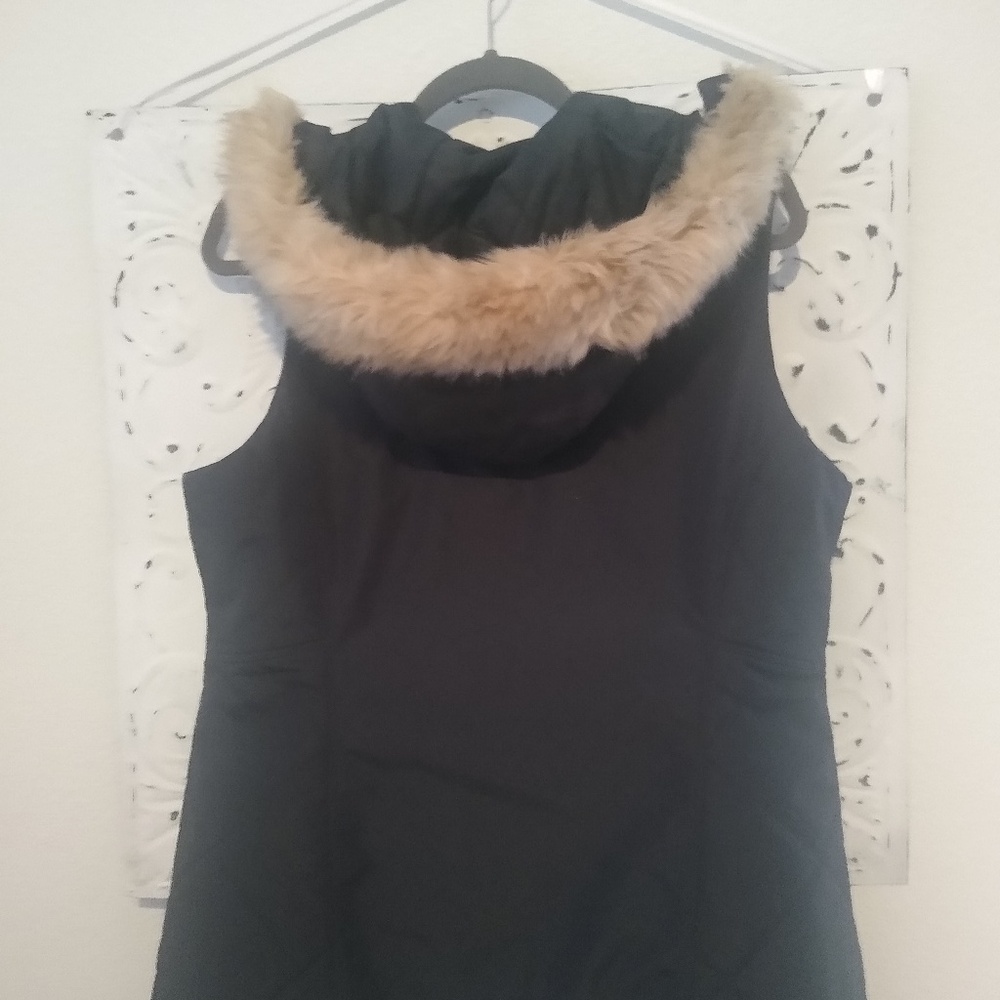 Mountain Hardware Puffer Vest Women’s Size L Black Faux Fur Hooded Vest